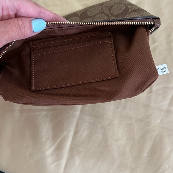 🔥Host Pick🔥NWOT Large Coach Corner Zip Wristlet In Signature Canvas - Picture 9 of 10